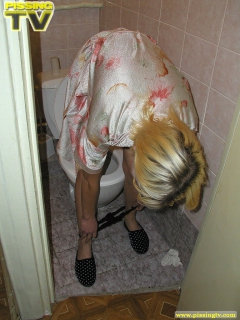 Teen blonde pees in the toilet - N