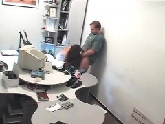 russian-amateurs-fuck-on-office-desk-spycam