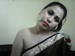 hot-desi-girl-on-cam-showing-boobs-and-teasing-in-a-saree-wi