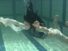 Blackhaired Beauty Irina Underwater