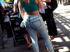 sexy-pawg-blonde-in-tight-jeans-at-the-bus-station