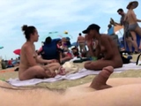 Un homme sur une plage naturiste ejacule